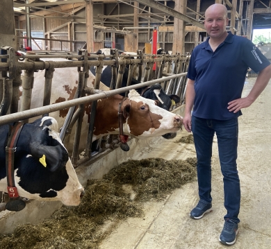 Boer Erich met zijn koeien